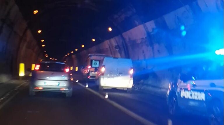 A/20 – Tamponamento tra due auto nella galleria Telegrafo, traffico rallentato