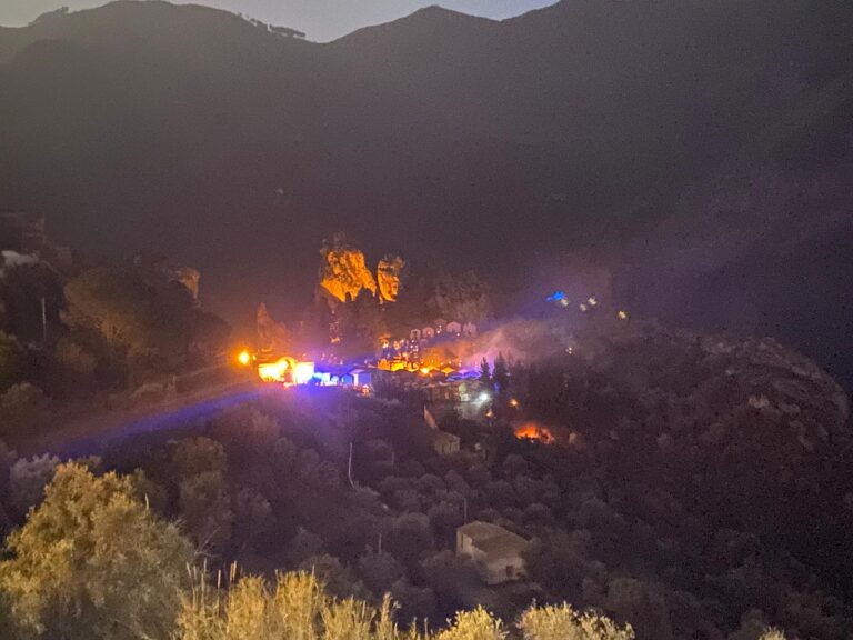 Militello Rosmarino – Vasto incendio al cimitero. In azione Polizia Municipale e Vigili del Fuoco