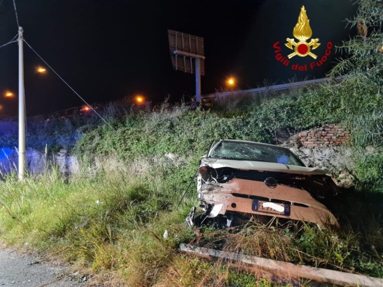 Rometta, incidente stradale, auto precipita su strada sottostante