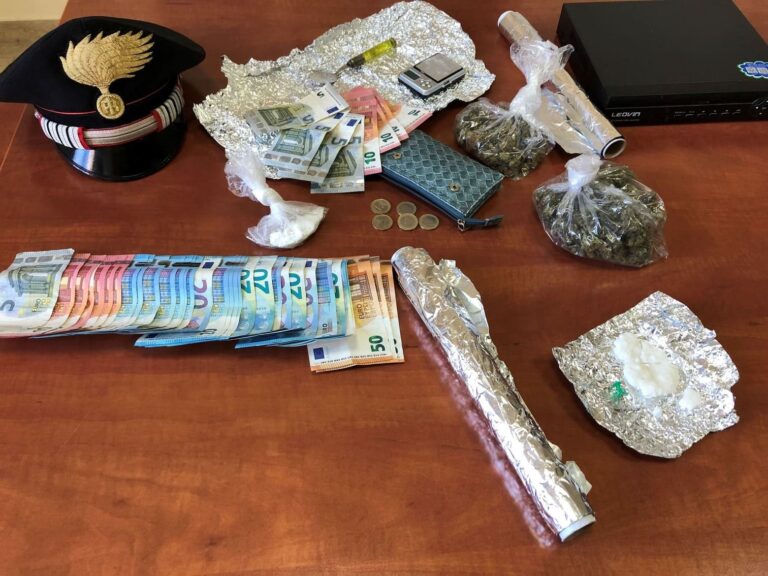 Messina – Trovato in possesso di cocaina, marijuana e oltre 10.000€. 31enne arrestato insieme alla nonna e ad un amico