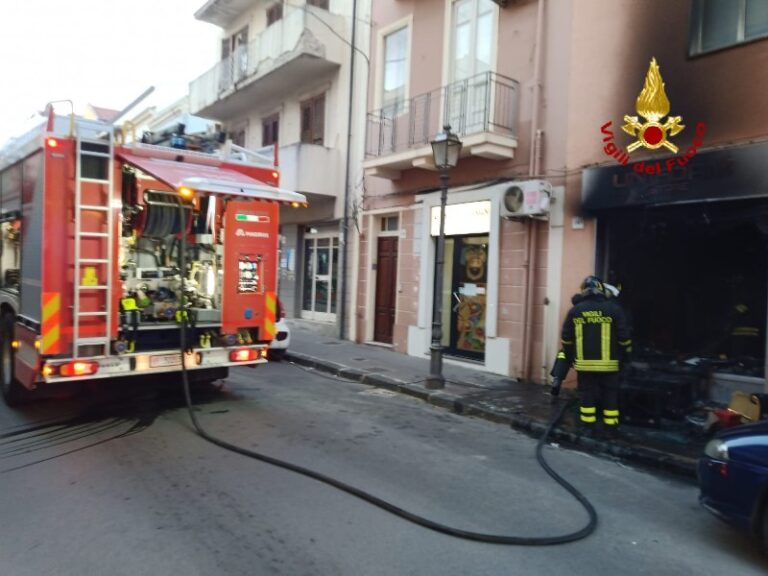 Barcellona PG, due incendi domati dai vigili del fuoco