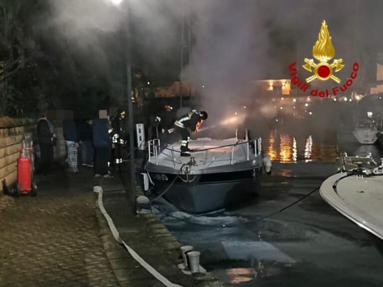 Furnari – Imbarcazione distrutta dalle fiamme a Portorosa, intervengono i Vigili del Fuoco