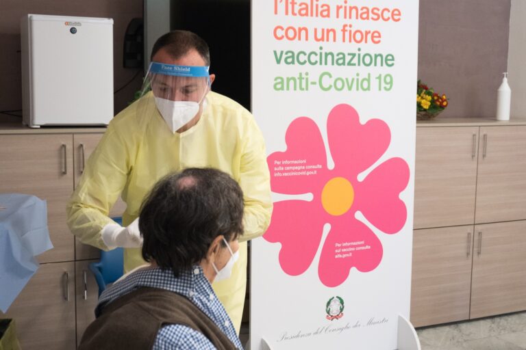 Sicilia – Vaccini anti-Covid, da lunedì aprono le prenotazioni per il personale di tutte le scuole