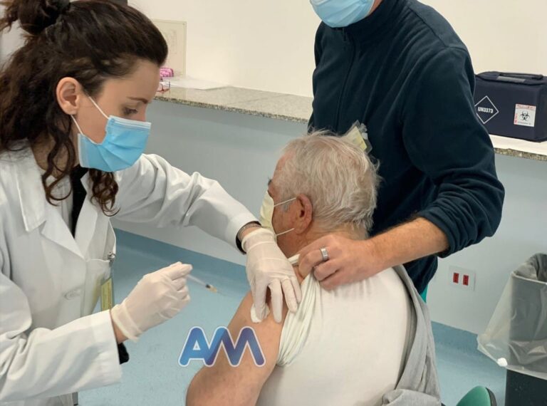 Al via le vaccinazioni degli over 80, Razza: “Con più dosi potremmo fare molto di più”