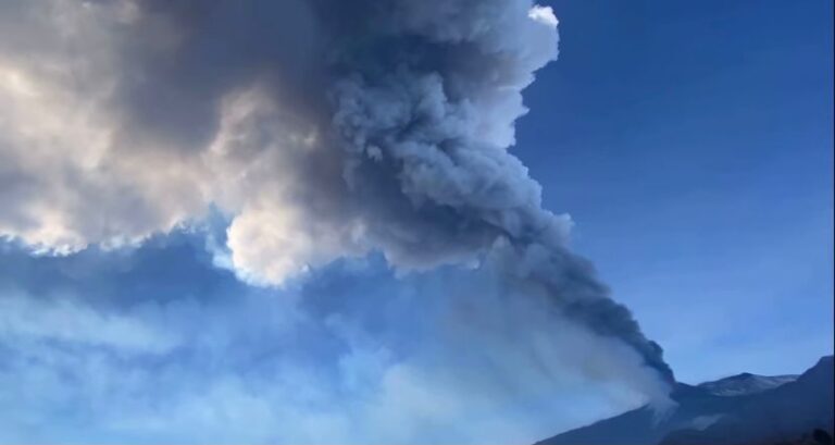 L’Etna erutta ancora, colonna di fumo sopra Catania