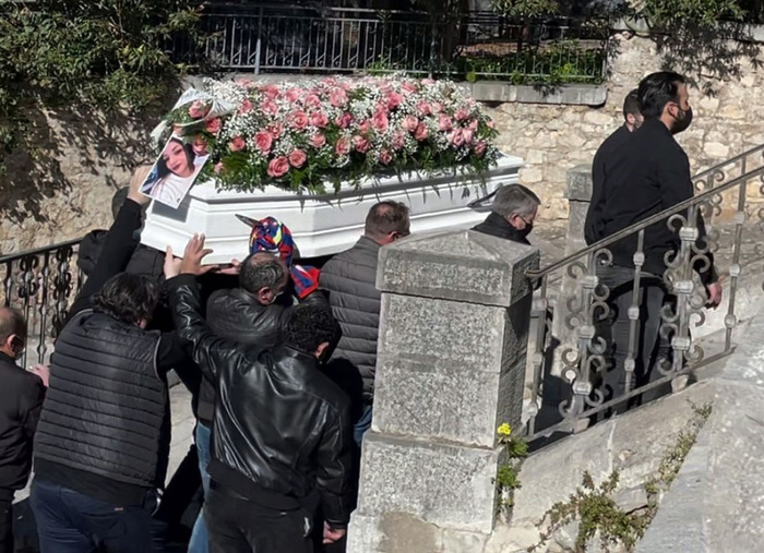 Caccamo – Tutto il paese ai funerali di Roberta Siragusa. Il fidanzato Morreale tenta di dar fuoco alla cella