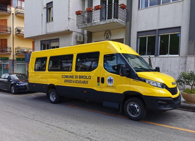 Brolo – Consegnato un nuovo scuolabus per alunni di elementari e medie