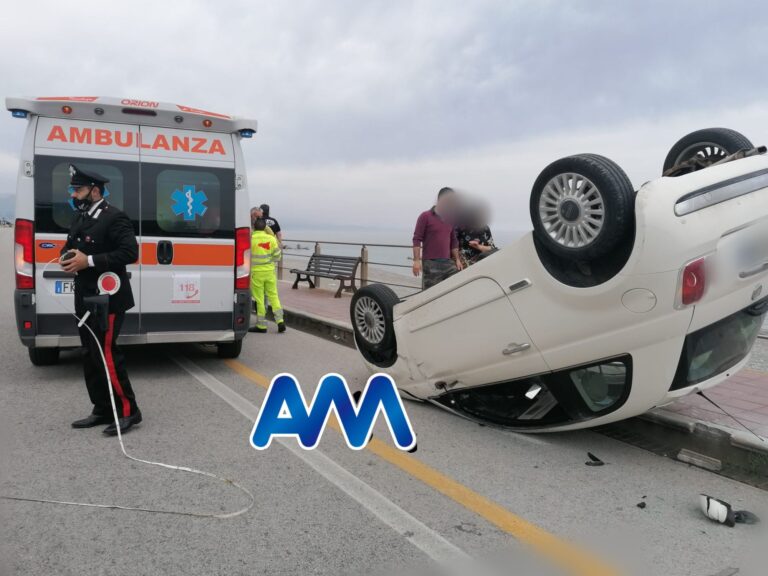 Capo d’Orlando – Auto si ribalta dopo scontro sul lungomare. Ferita la conducente