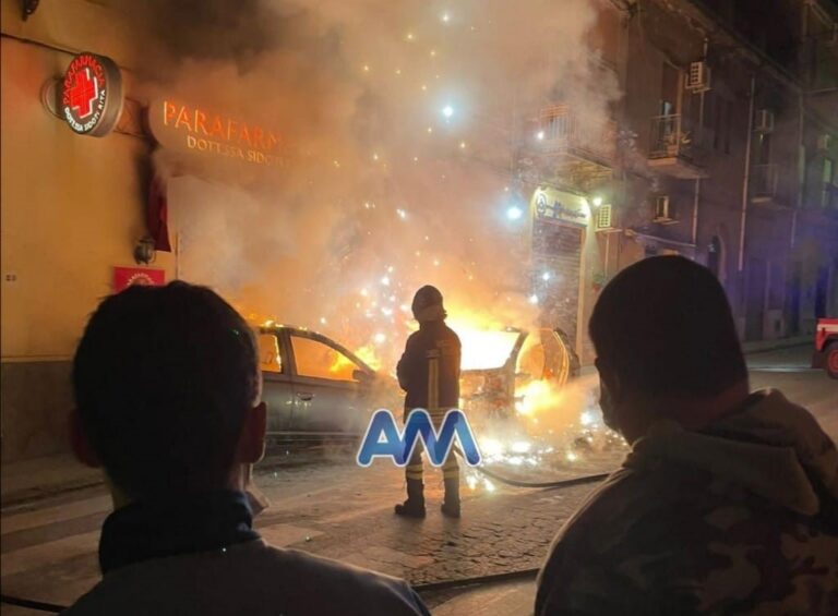 Gioiosa Marea – Smart in corsa prende fuoco e impatta con auto parcheggiata, illesa la giovane alla guida