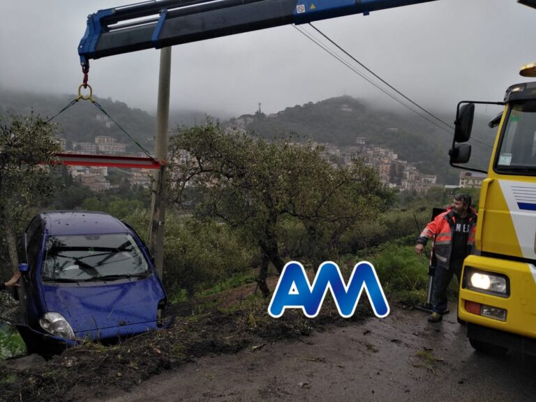 Sinagra – Auto precipita in un terrapieno dopo uno scontro frontale. Due feriti