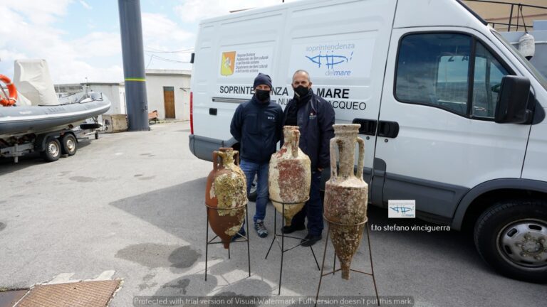 Recuperate tre antiche anfore a Mondello. Samonà: “Il mare ci regala frammenti di storia”