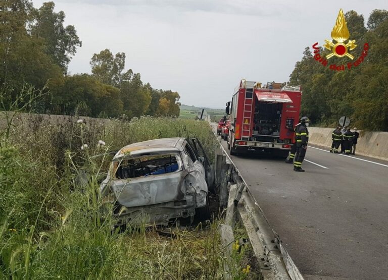 Auto in fiamme sulla A29, due uomini morti carbonizzati all’interno