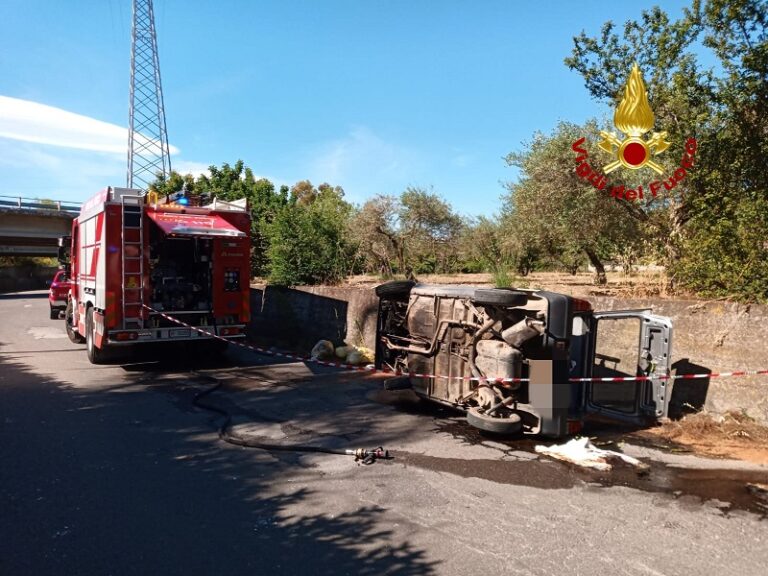 Pace del Mela, incidente stradale, anziano rimasto incastrato nella sua auto