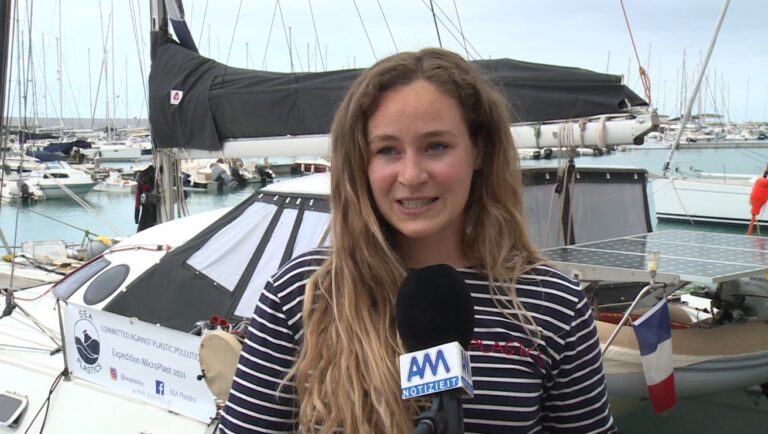 Il catamarano anti-plastica fa tappa al Capo d’Orlando Marina, approdo bandiera blu – VIDEO