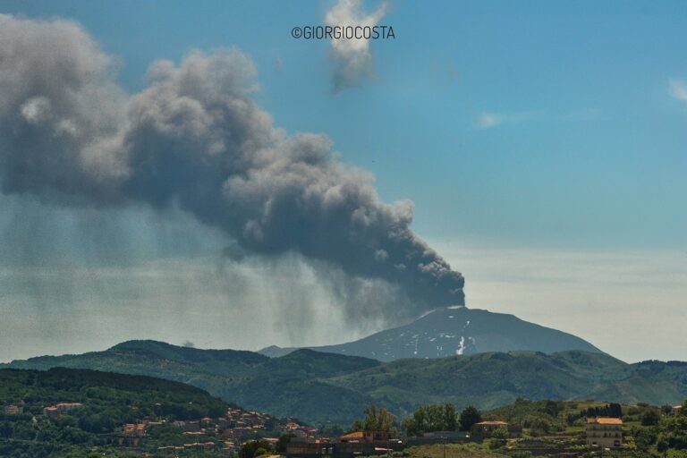 Etna, dalla Regione altri due milioni per i Comuni colpiti dalla cenere