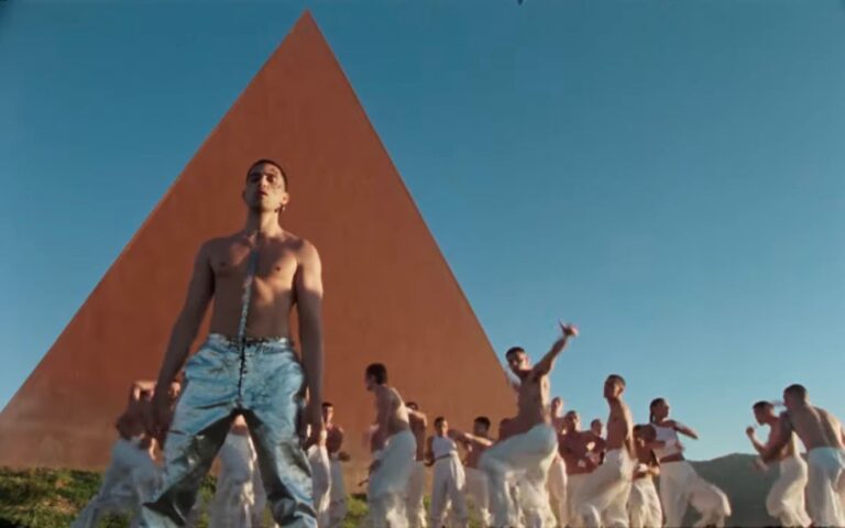 “Klan”, il video del nuovo singolo di Mahmood girato tra le opere della Fiumara d’Arte