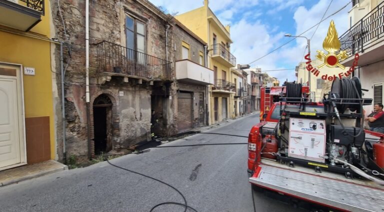 Barcellona – Incendio in un vecchio immobile disabitato, intervengono i Vigili del Fuoco