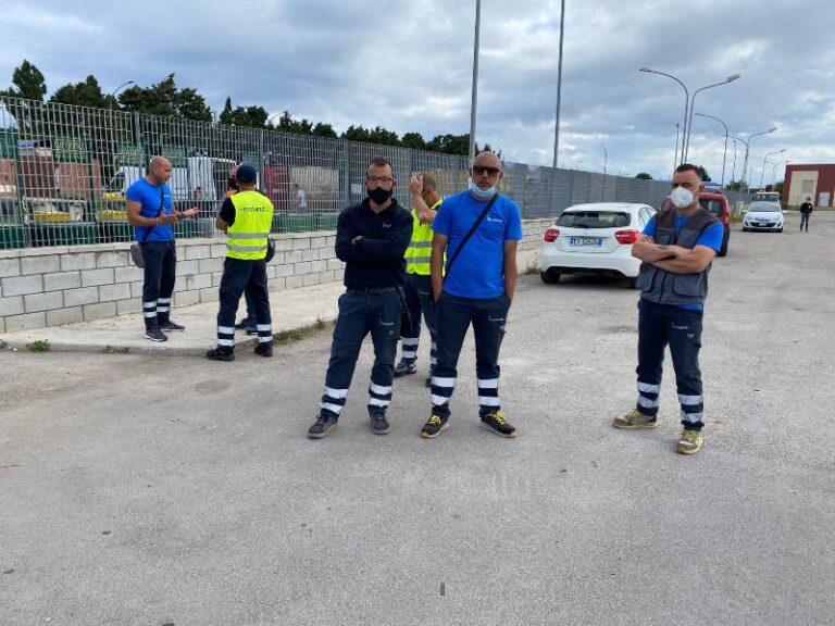 Capo d’Orlando: disatteso l’accordo, scioperano gli operai della raccolta rifiuti – VIDEO