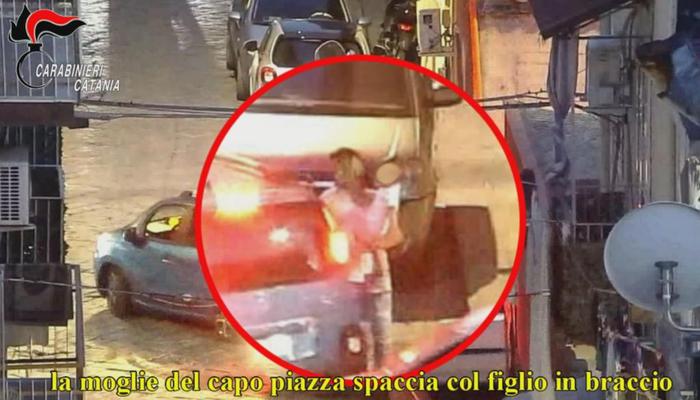 Sgominata piazza di spaccio a Catania. Donna vendeva droga col figlio in braccio – VIDEO