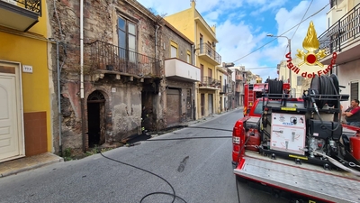 Barcellona PG, scoppia incendio in casa disabitata. Intervento dei Vigili del Fuoco