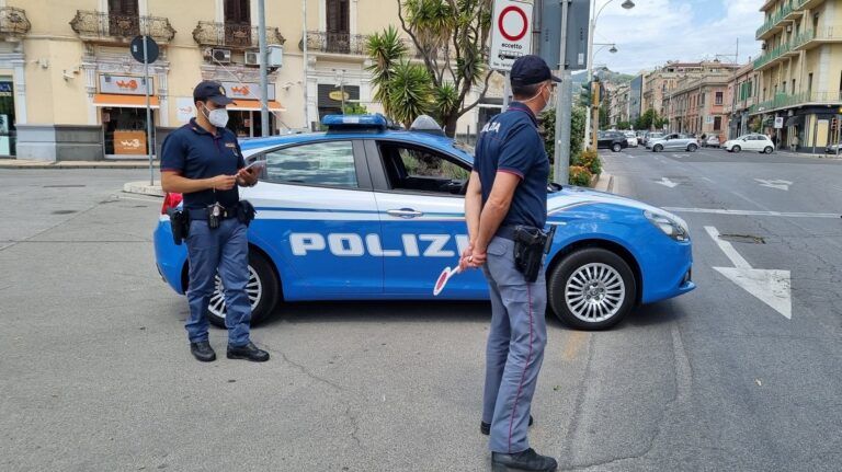 Tentano di rubare uno scooter. La Polizia arresta un 20enne e un 17enne