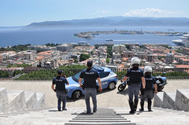 Minacciano e aggrediscono poliziotti, arrestati due giovani messinesi di 19 e 20 anni