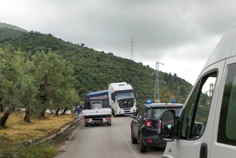 Capri Leone: strada provinciale bloccata da un autotreno