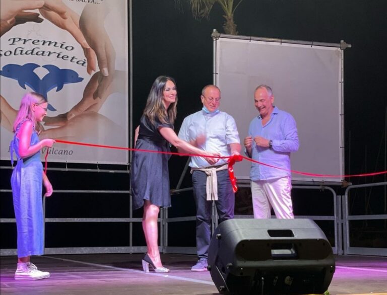Eolie – Vulcano ospita il “Premio solidarietà”. Madrina è Maria Grazia Cucinotta – VIDEO