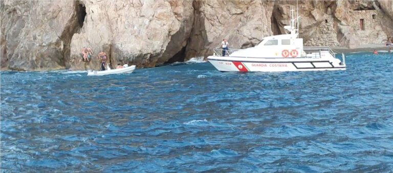 7 bagnanti intrappolati sulle rocce a Capo Calavà, salvataggio della Guardia Costiera