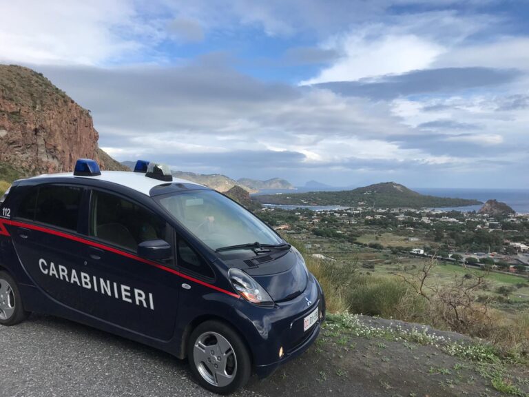 Vulcano – Rissa in un locale: arrestati tre giovani di Catania e denunciato un minorenne di Milazzo