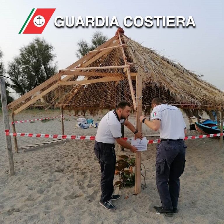 Sequestrate attrezzature balneari e una struttura abusiva sulle spiagge di Terme Vigliatore e di Furnari