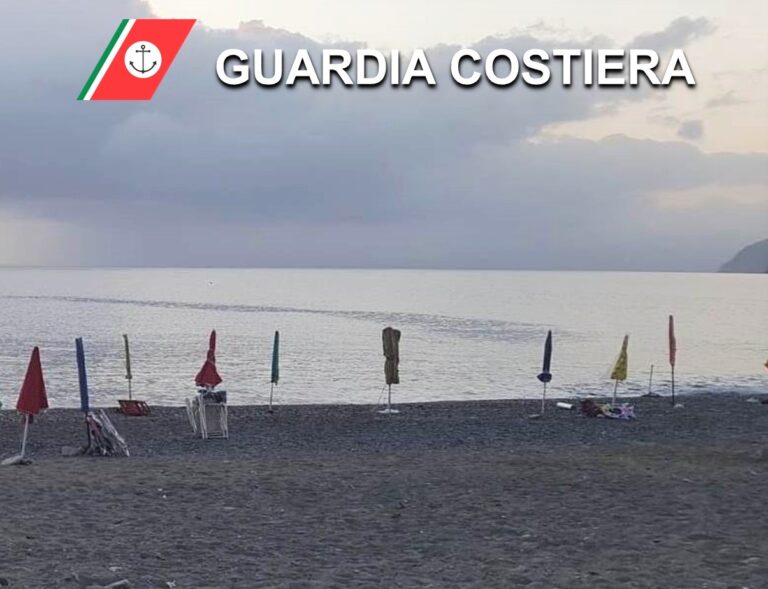 Gioiosa Marea – 60 ombrelloni e 90 sdraio e lettini segnaposto sequestrati dalla Guardia Costiera