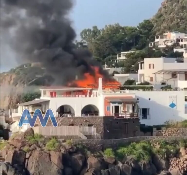 Brucia la terrazza vip dell’Hotel “Raja” di Panarea. Fiamme provocate da un cortocircuito