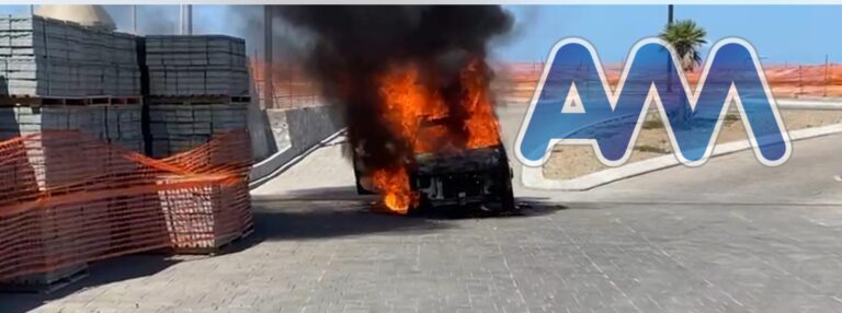 Torrenova, auto in fiamme in piazza Mare. Illeso il conducente