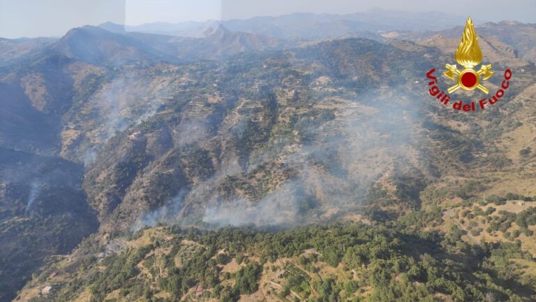 Brucia anche la zona jonica del messinese. Elicotteri in azione a Castelmola