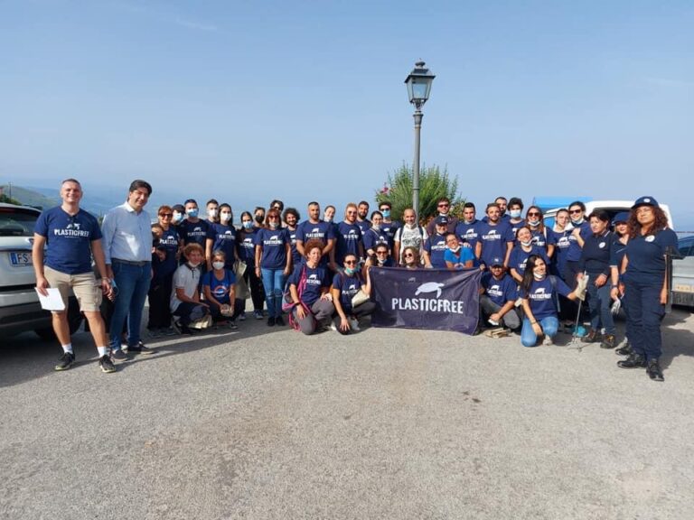 Naso, i volontari “Plastic Free” raccolgono 3 camioncini di spazzatura nel Bosco di Maló