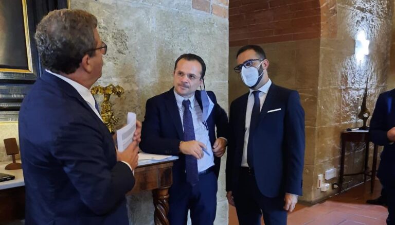 Sicilia – Cateno De Luca a Palazzo dei Normanni rilancia la sua candidatura a presidente della Regione