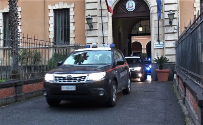 Rapine, armi e cavie da vaccinare per ottenere falsi Green Pass per i no vax: 17 indagati a Catania