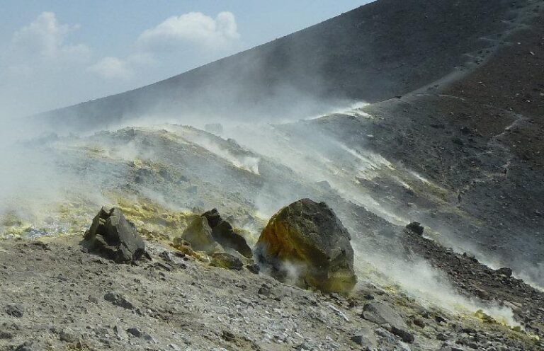 Vulcano – Preoccupano sempre più le emissioni di gas. Morti dei gatti, evacuate alcune abitazioni