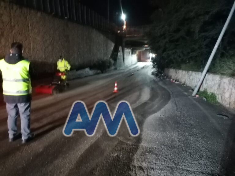 Messina, camion buca serbatoio e sversa gasolio in uscita da Tremestieri