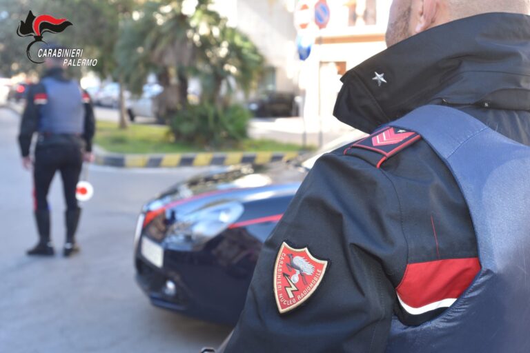 Palermo: Ruba dentro alcune auto e poi sale sul tetto di una scuola per fuggire ai Carabinieri, arrestato