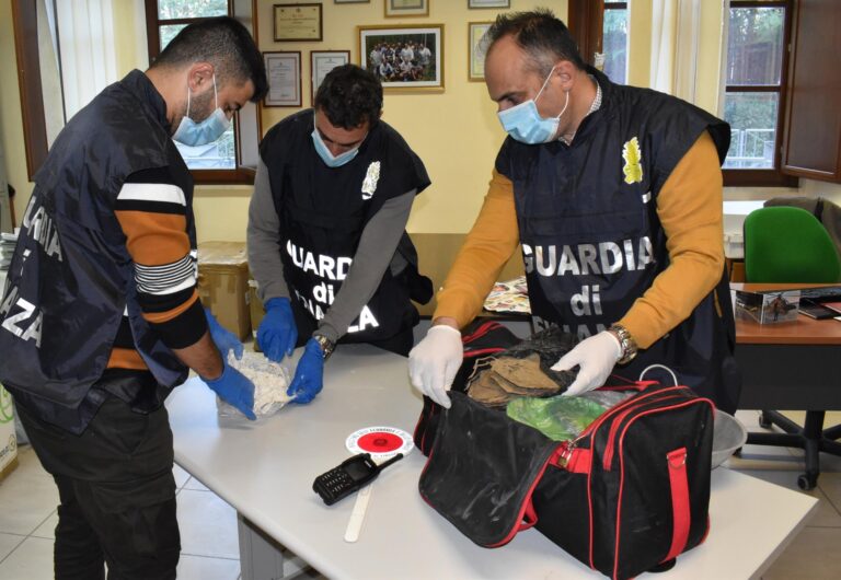 Traffico di droga: scoperte 2 valigie contenenti oltre 1 kg di MDMA sul bus Roma-Caltanissetta