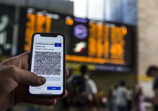 Nuove regole anti-Covid sui trasporti: controllo del green pass in stazione, sul taxi massimo in due