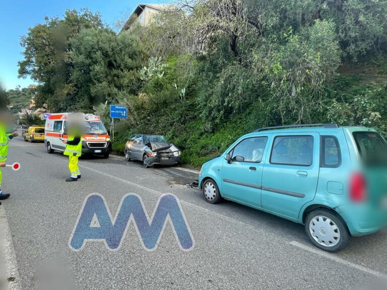 Capo d’Orlando, violento scontro tra due auto. Due feriti