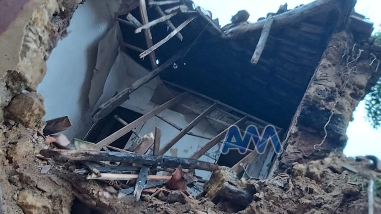 Naso – Crolla il muro di una casa abbandonata, i detriti finiscono in strada. Chiusa la SS116