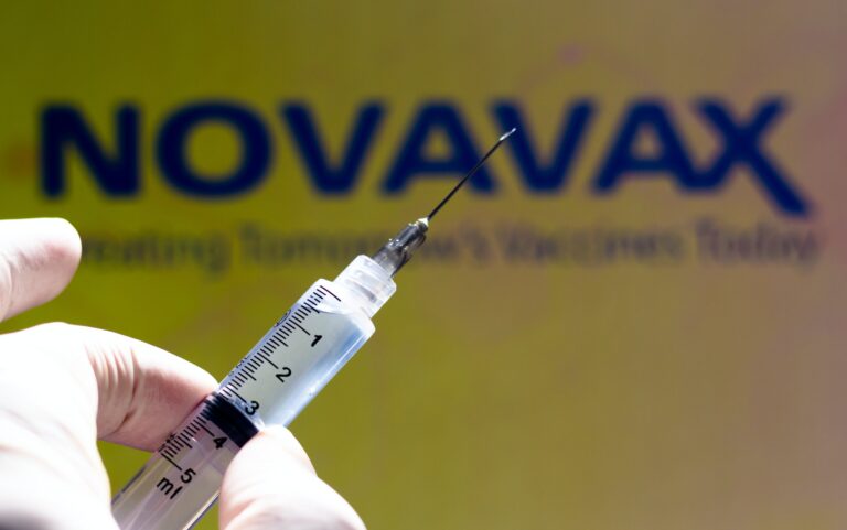 Ok dell’Ema al vaccino Novavax: funziona con il consolidato sistema delle proteine ricombinanti