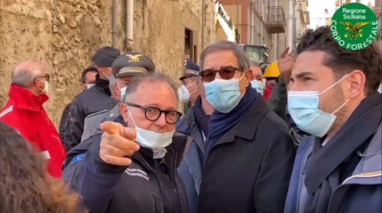 Ravanusa, il governatore Musumeci sul luogo dell’esplosione: «Tragedia che colpisce tutta la comunità siciliana»