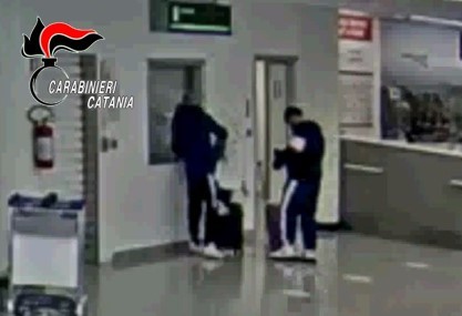 Sottraggono zaino in aereo e lo abbandonano “alleggerito” nei bagni, denunciati due messinesi