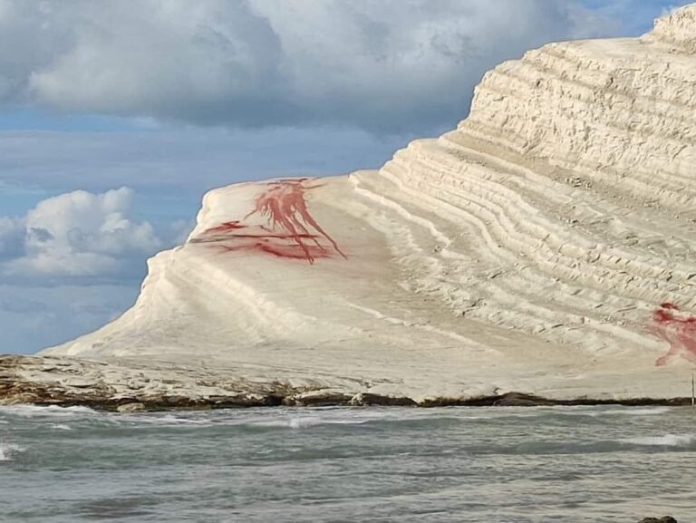 Vandali alla Scala dei Turchi, Musumeci: «Un vigliacco oltraggio alla bellezza»