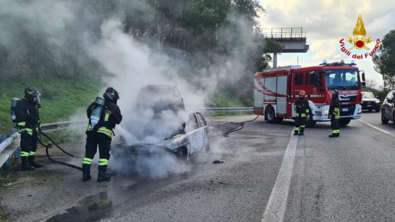 Auto in fiamme sulla A20 tra Milazzo e Rometta, intervengono i Vigili del Fuoco